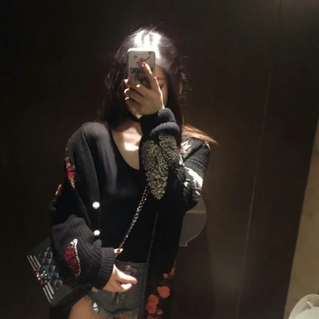 拿着手机在自拍的长发女生头像图片5.5日更新