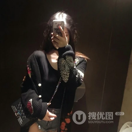 拿着手机在自拍的长发女生头像图片5.5日更新