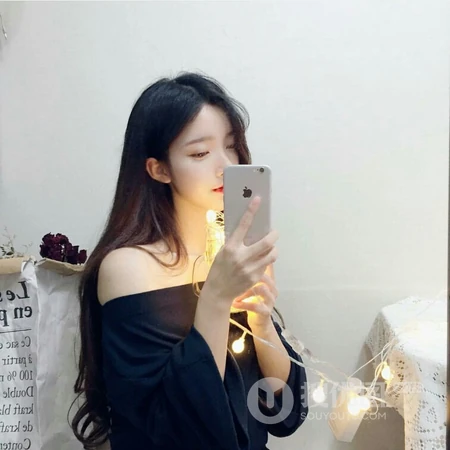 拿着手机在自拍的长发女生头像图片5.5日更新