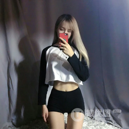 拿着手机在自拍的长发女生头像图片5.5日更新
