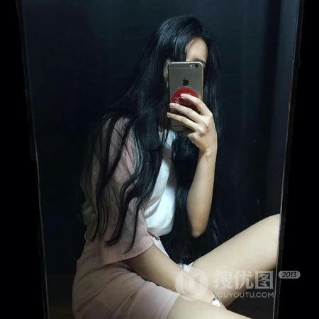 拿着手机在自拍的长发女生头像图片5.5日更新