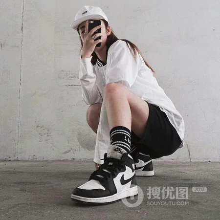 拿着手机在自拍的长发女生头像图片5.5日更新