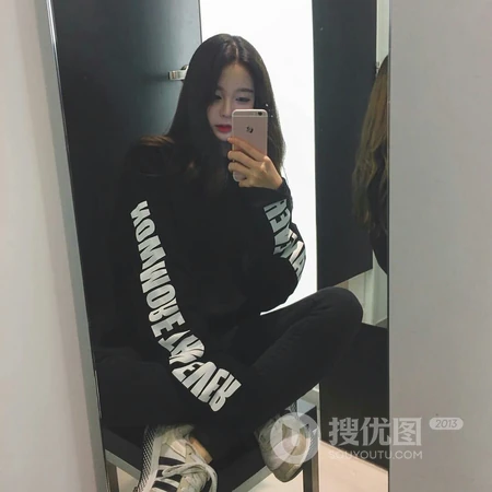 拿着手机在自拍的长发女生头像图片5.5日更新