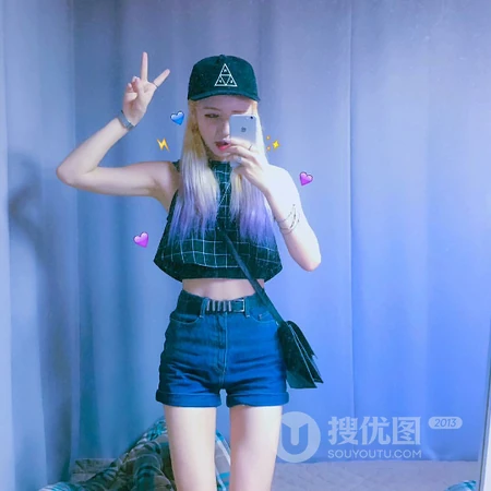 拿着手机在自拍的长发女生头像图片5.5日更新