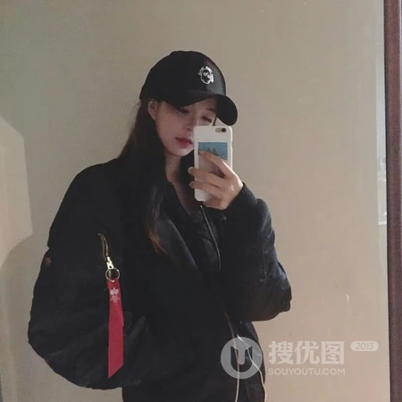 拿着手机在自拍的长发女生头像图片5.5日更新