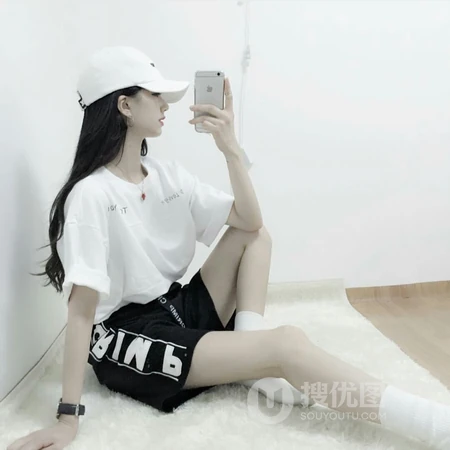 对着镜子自拍的个性长发女生微信真人头像