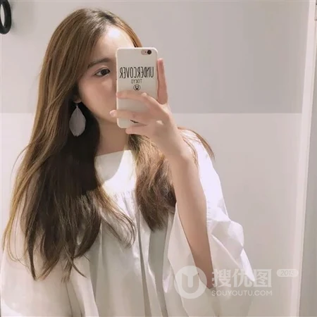 对着镜子自拍的个性长发女生微信真人头像