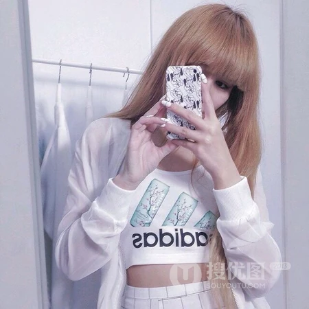 对着镜子自拍的个性长发女生微信真人头像