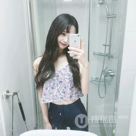 对着镜子自拍的个性长发女生微信真人头像