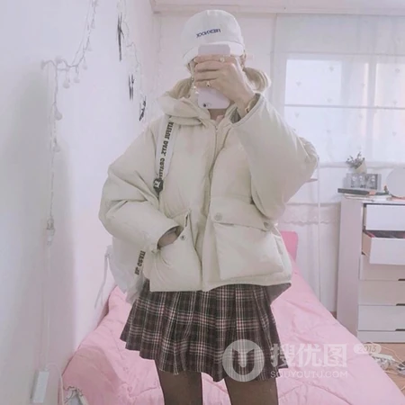 对着镜子自拍的个性长发女生微信真人头像