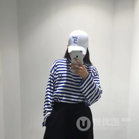 对着镜子自拍的个性长发女生微信真人头像