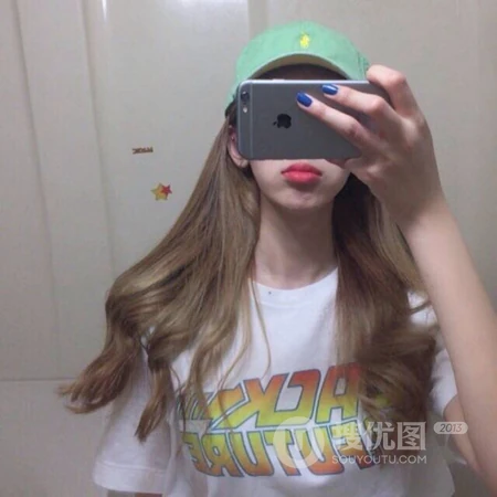 对着镜子自拍的个性长发女生微信真人头像