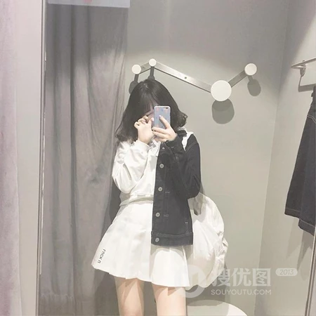 对着镜子自拍的个性长发女生微信真人头像