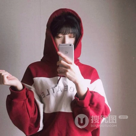 对着镜子自拍的个性长发女生微信真人头像