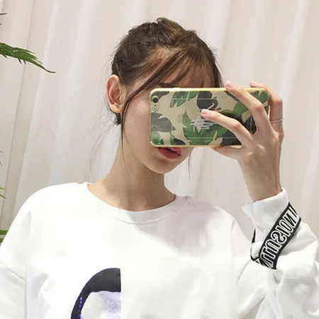 对着镜子自拍的个性长发女生微信真人头像