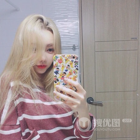 对着镜子自拍的个性长发女生微信真人头像