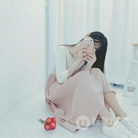 对着镜子自拍的个性长发女生微信真人头像