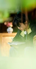 河南女明星张子枫《向往的生活》认真看书剧照图片