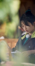 河南女明星张子枫《向往的生活》认真看书剧照图片