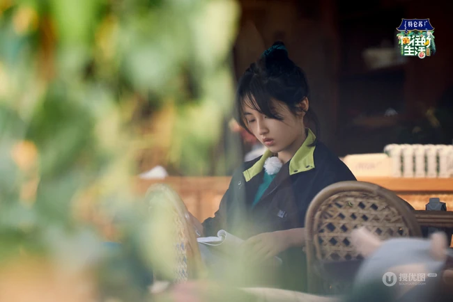 河南女明星张子枫《向往的生活》认真看书剧照图片