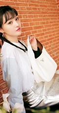 郑爽银色短裙典雅气质写真图片