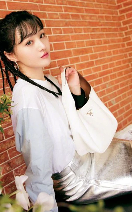 郑爽银色短裙典雅气质写真图片