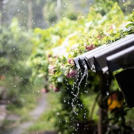 江南风景，潺潺细雨，下雨中的屋檐唯美意境景色图片