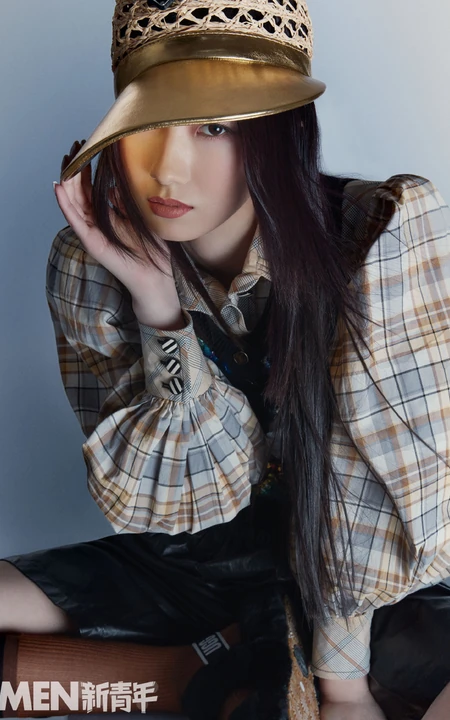 孟美岐时尚穿搭登新青年杂志写真图片