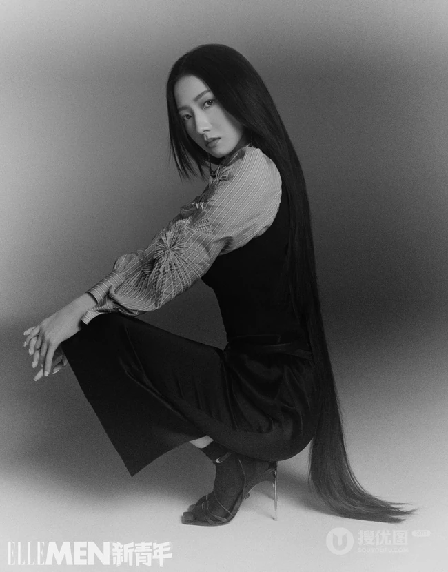 孟美岐时尚穿搭登新青年杂志写真图片