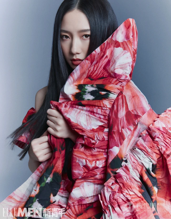 孟美岐时尚穿搭登新青年杂志写真图片