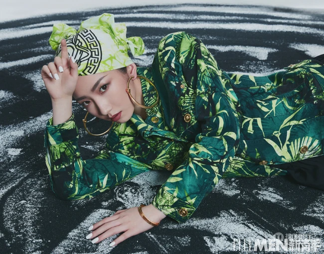 孟美岐时尚穿搭登新青年杂志写真图片