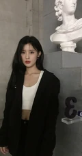 福建女明星陈意涵黑衣休闲装短裤悠闲随意美照