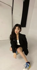 福建女明星陈意涵黑衣休闲装短裤悠闲随意美照
