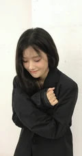 福建女明星陈意涵黑衣休闲装短裤悠闲随意美照