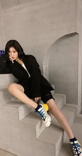 福建女明星陈意涵黑衣休闲装短裤悠闲随意美照