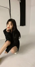 福建女明星陈意涵黑衣休闲装短裤悠闲随意美照