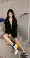福建女明星陈意涵黑衣休闲装短裤悠闲随意美照