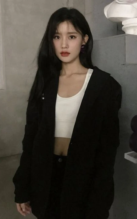 福建女明星陈意涵黑衣休闲装短裤悠闲随意美照