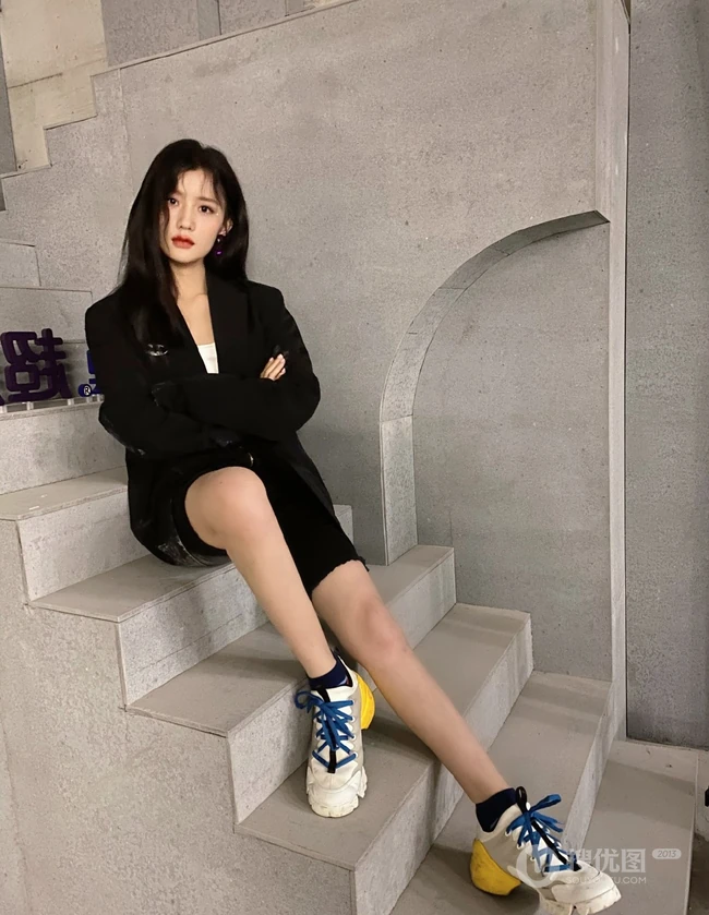 福建女明星陈意涵黑衣休闲装短裤悠闲随意美照