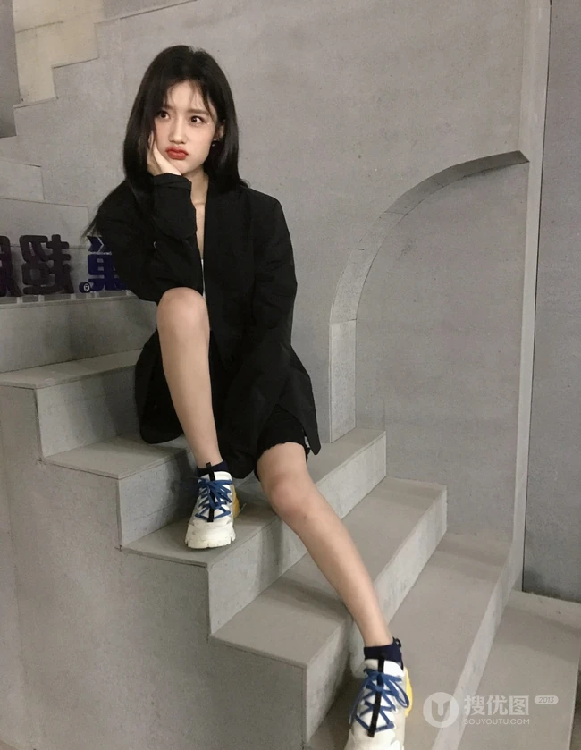 福建女明星陈意涵黑衣休闲装短裤悠闲随意美照
