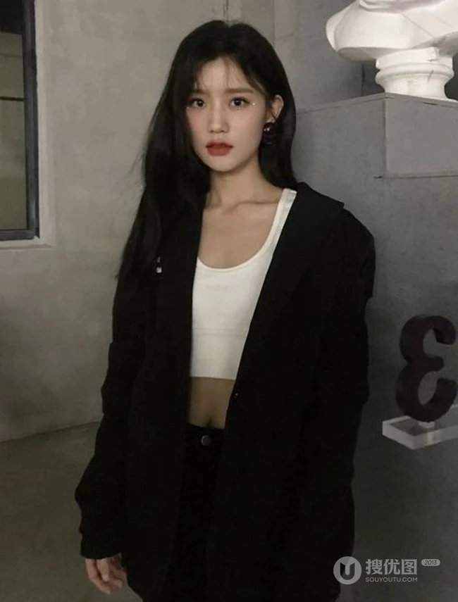 福建女明星陈意涵黑衣休闲装短裤悠闲随意美照
