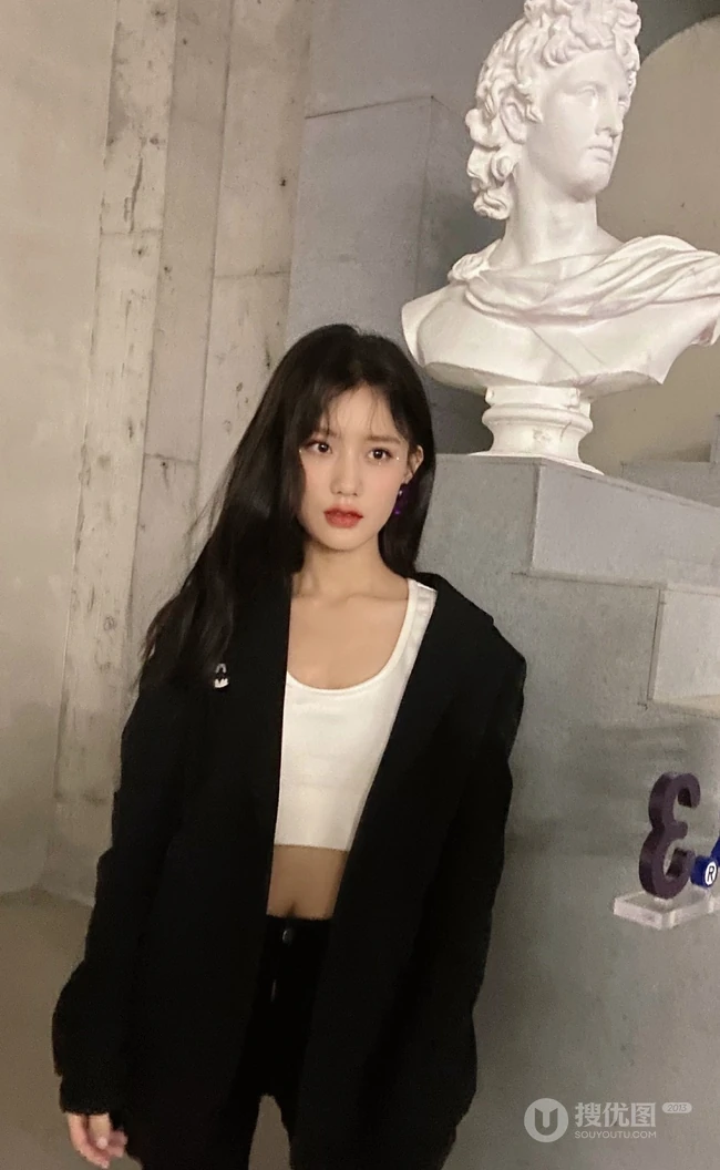 福建女明星陈意涵黑衣休闲装短裤悠闲随意美照