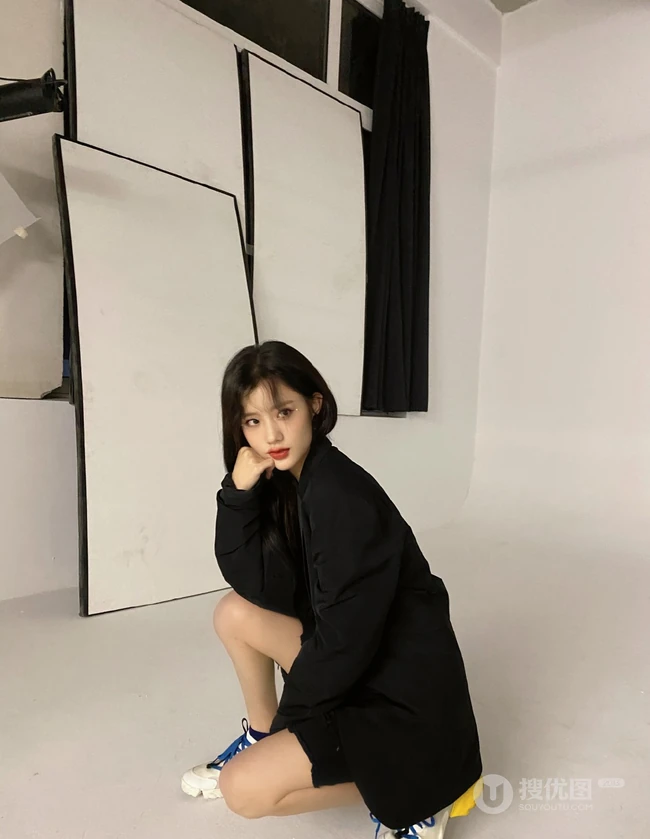 福建女明星陈意涵黑衣休闲装短裤悠闲随意美照
