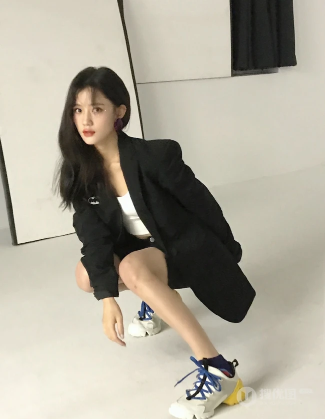 福建女明星陈意涵黑衣休闲装短裤悠闲随意美照