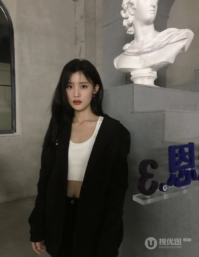 福建女明星陈意涵黑衣休闲装短裤悠闲随意美照