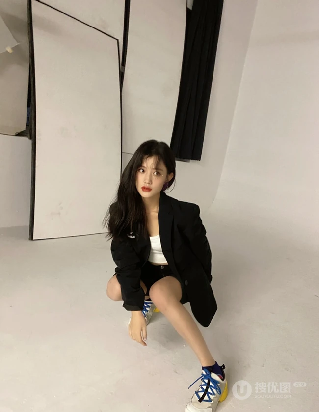 福建女明星陈意涵黑衣休闲装短裤悠闲随意美照