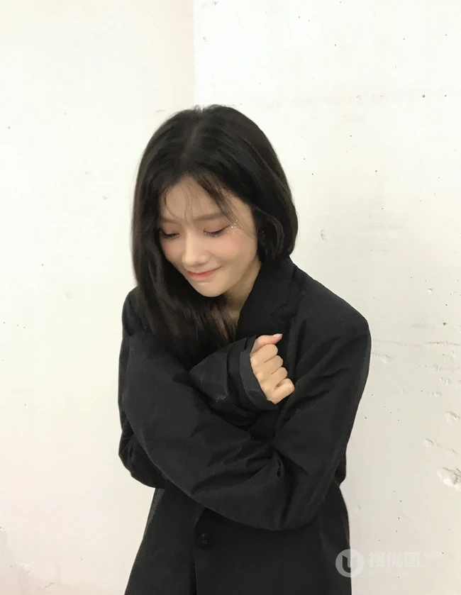 福建女明星陈意涵黑衣休闲装短裤悠闲随意美照