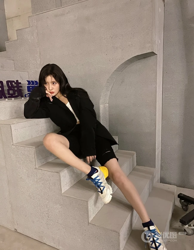 福建女明星陈意涵黑衣休闲装短裤悠闲随意美照