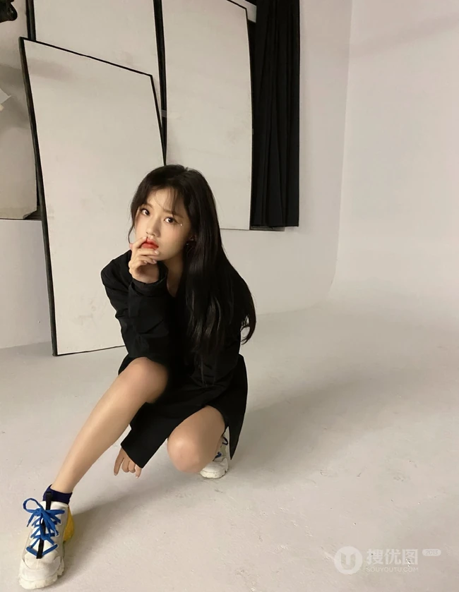 福建女明星陈意涵黑衣休闲装短裤悠闲随意美照