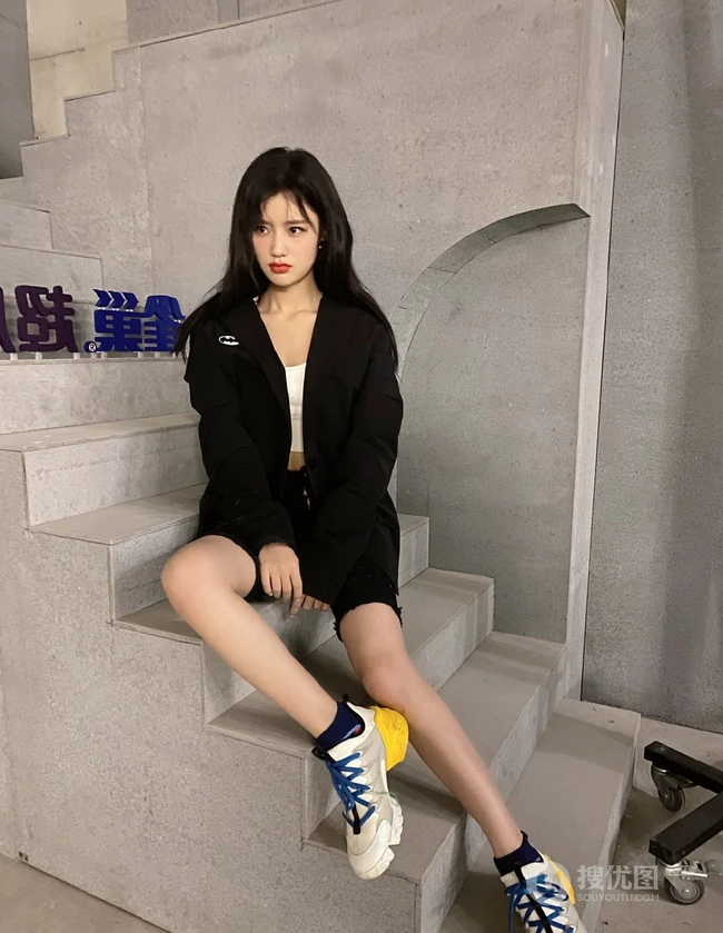 福建女明星陈意涵黑衣休闲装短裤悠闲随意美照